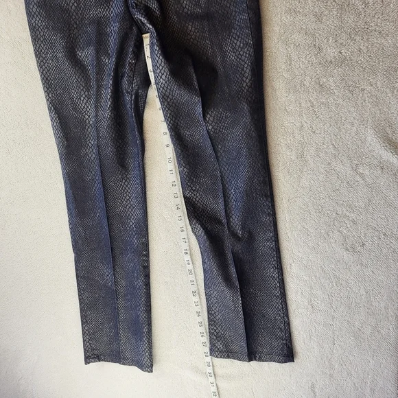 Chico's Platinum Denim Indigo Wash Snake Skin Pattern Chico's Size 0.5 - Picture 6 of 7